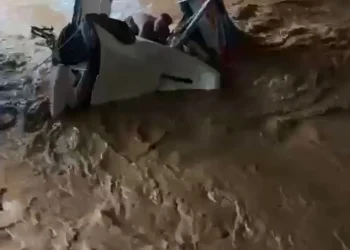 Motorista de caminhão morre após capotar e cair em córrego na Baixada