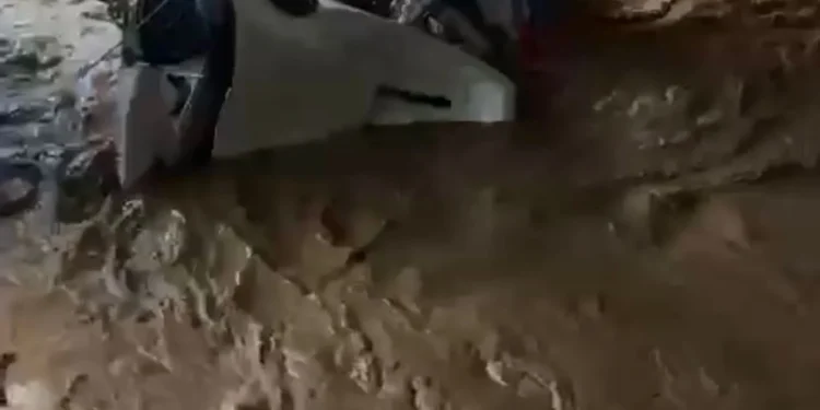 Motorista de caminhão morre após capotar e cair em córrego na Baixada